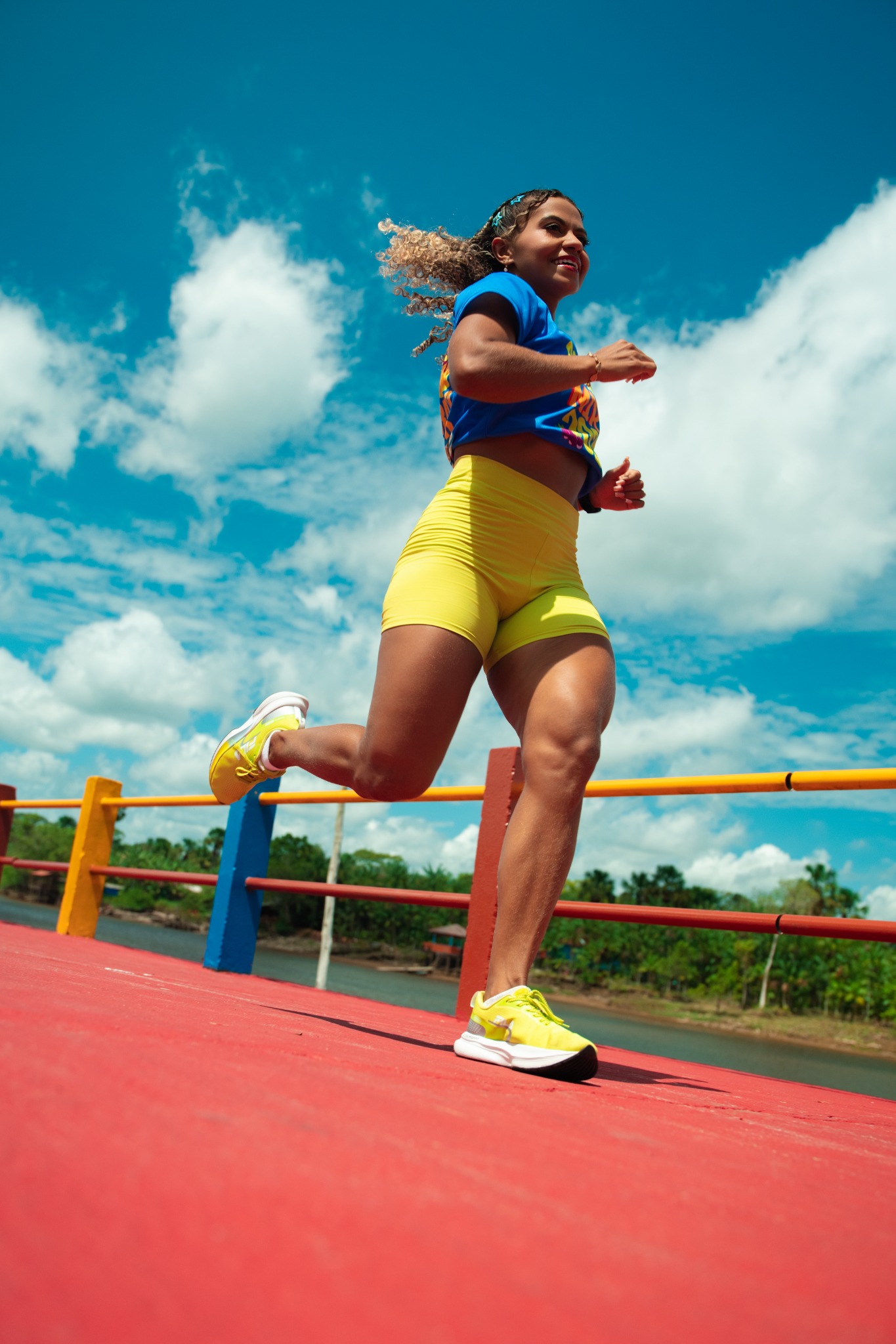 Modelo feminina correndo com o uniforme oficial do Corre Miri