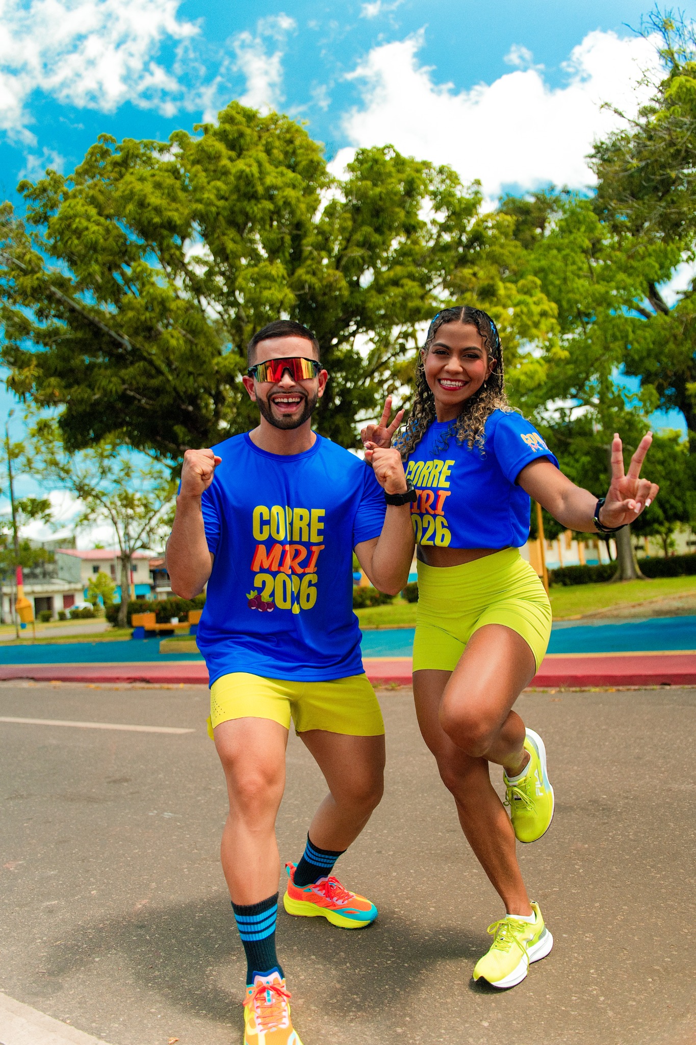 Modelos oficiais do Corre Miri celebrando juntos