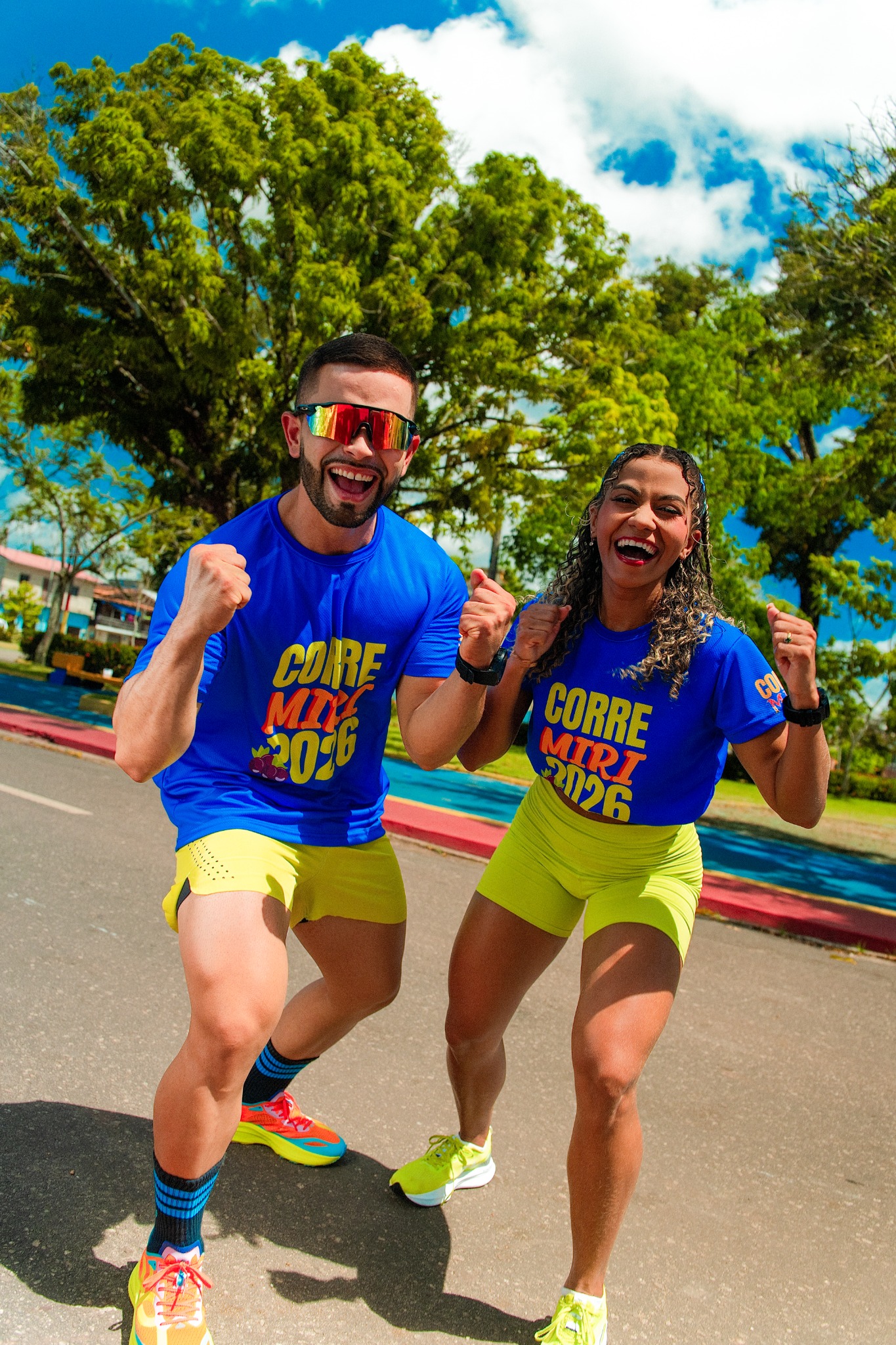 Modelos oficiais do Corre Miri usando o uniforme do evento
